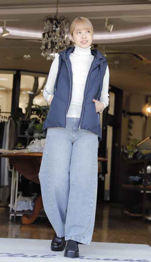 お尻の隠れるバックロングデザインのダウンパーカベスト