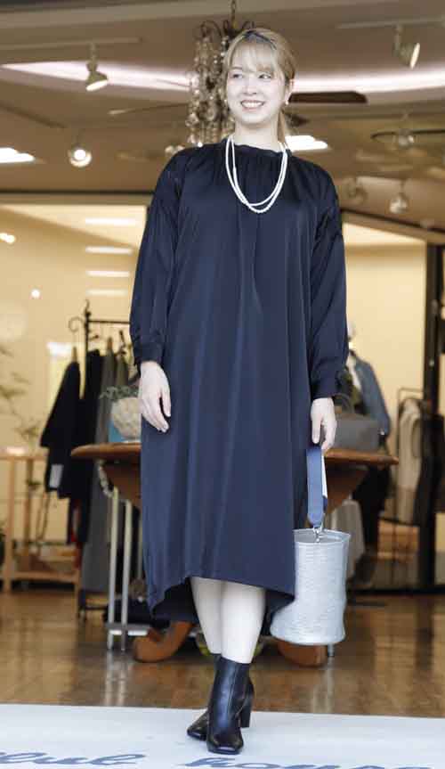 20251011　黒のサテンワンピース　お祝いハレの日にいいね