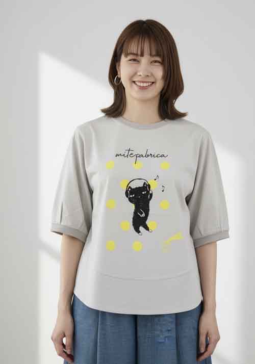 こころ踊るデザインの#mite Fabricaから踊るネコちゃんプリントTee入荷