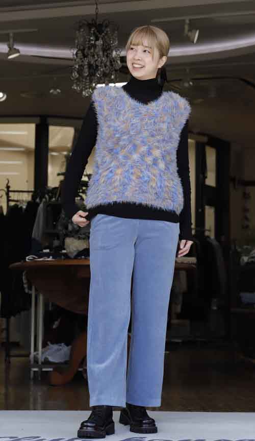 見た目にぬくもりのふわふわベスト