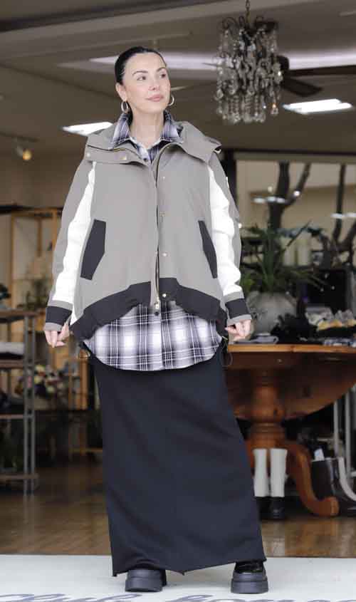 アノラックをタイトスカートでタウンカジュアルに チェックをアクセントに