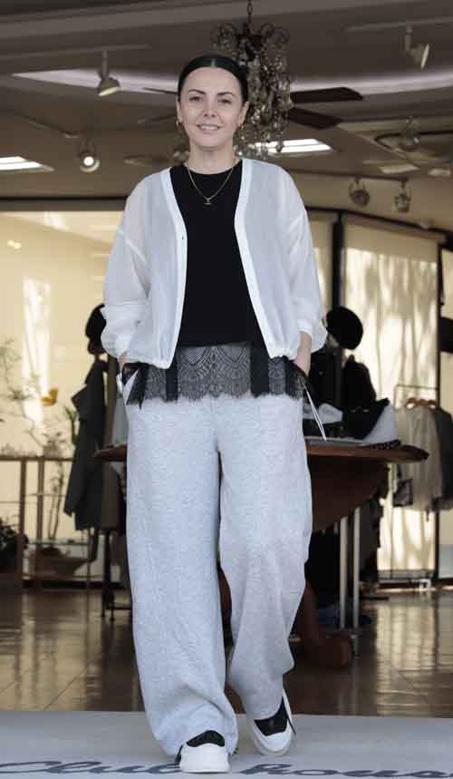 肌触りのいいコットンガーゼのシアーブルゾンとスエットパンツ