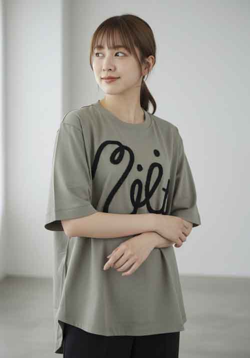 新着です！胸元に大きなパイルロゴのゆるシルエットTee