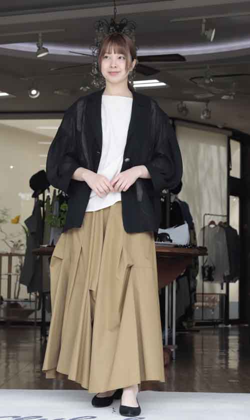 #Lallia Mu　さらさらリネンタッチのジャケット　タンクブラウスとフレアースカートで