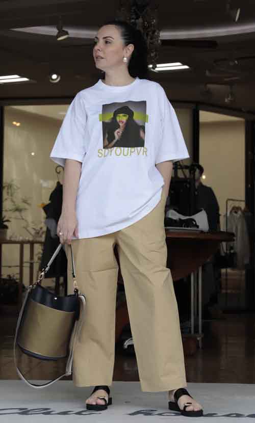 ビッグTとスレッチパンツ