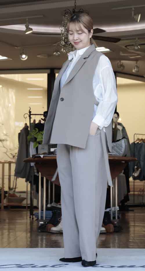 年度末年度初めのキチンと感あるお出かけに！ベストとパンツのセットアップスーツ