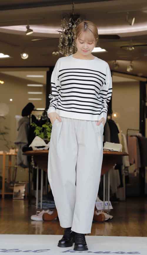 春の新作 コクーンシルエットの綿タッチパンツ