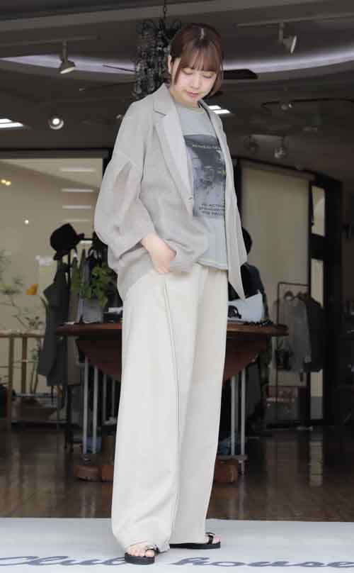 新着リネンタッチのジャケット　フォトプリントのTeeとスエットパンツで