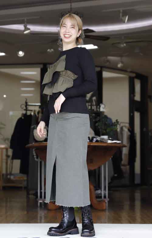 1005（日）曇り　胸元にフリルデザインTeeとデニムでランチへ