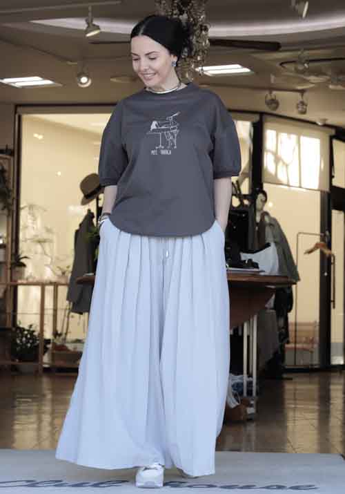 裾に分量たっぷりフレアーのタックプリーツパンツ