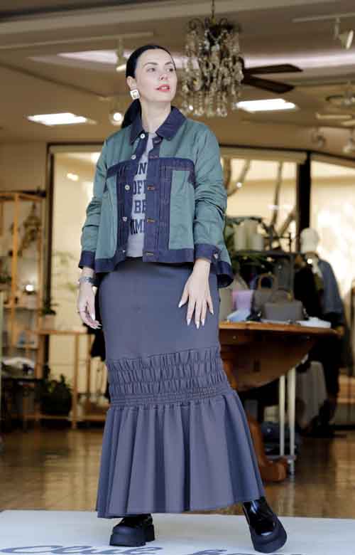 裾はフレアーのブロックカラーGジャン スカートにも相性いい