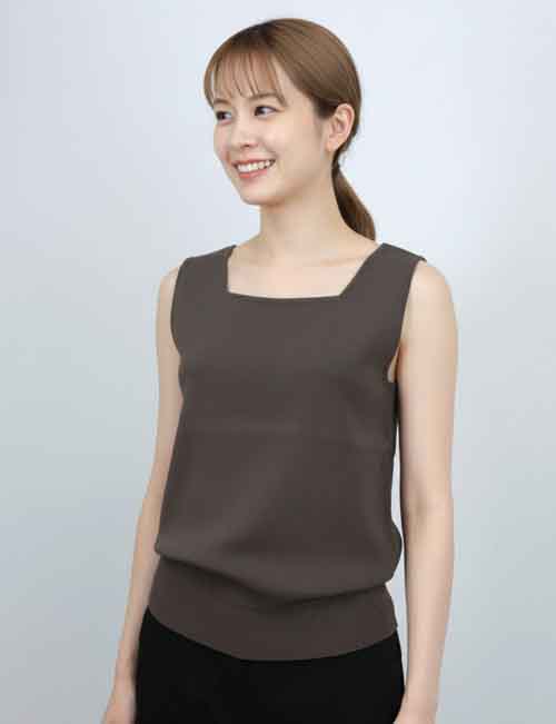前後着用できるニットタンクトップはシアーのインナーに大活躍です