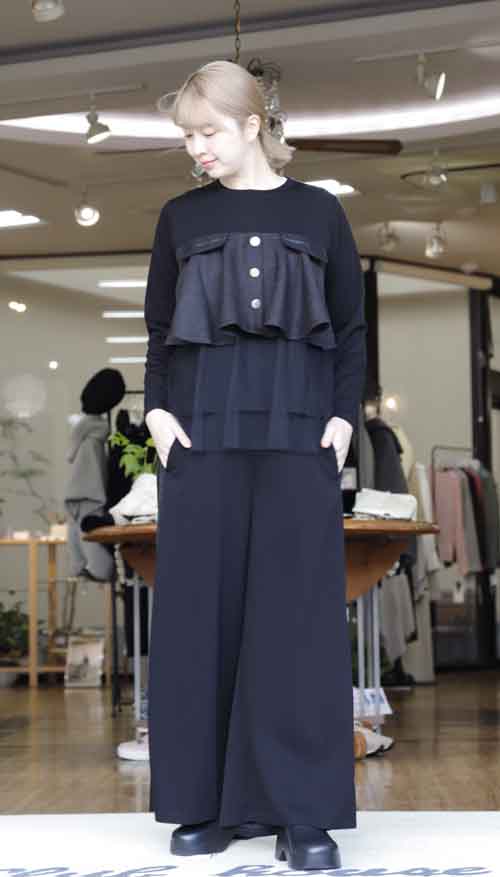 とろみ素材のセットアップスーツ ビスチェドッキングプルオーバーとパンツ