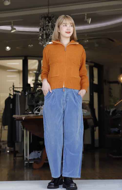 ニットブルゾン 肩に編み替えデザインのオレンジにブルーのベロアパンツで