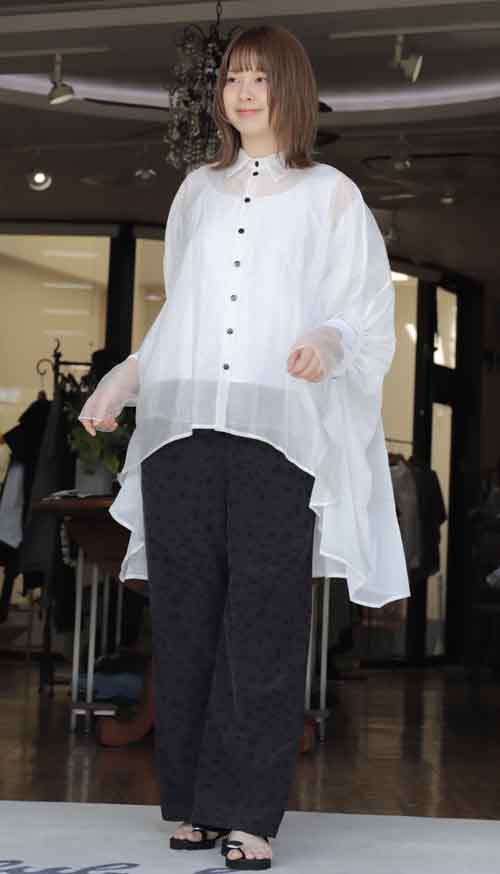 夏に効く清涼感シアービッグシャツ　シルクのバックロングデザインシャツ　３カラー