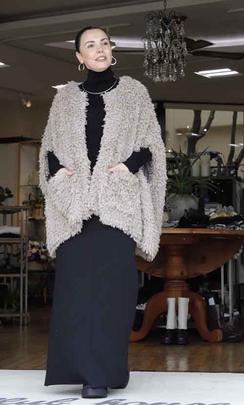 #CYAN tokyoからポンチョデザインのふわふわジャコット