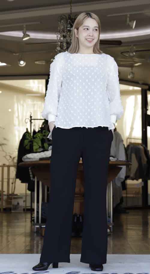 おめかしお出かけに　タッセルドットのシアーブラウス