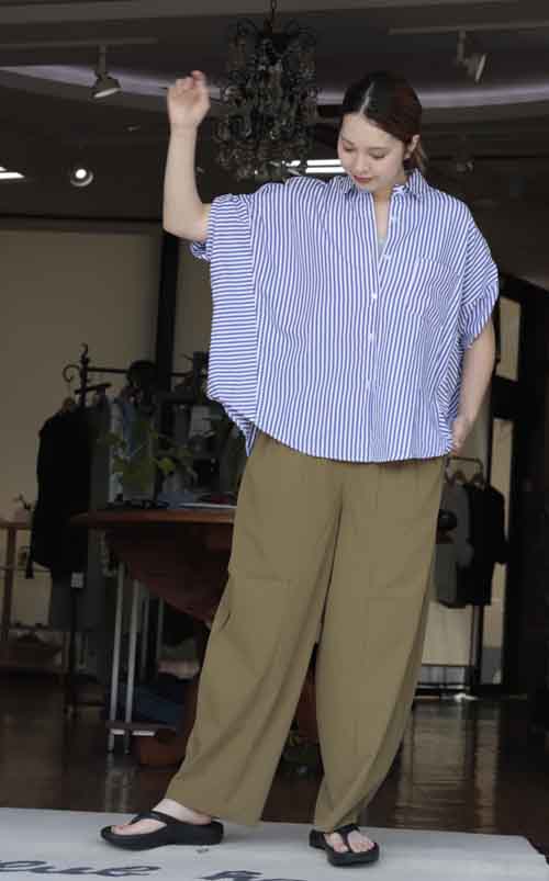 夏の清涼感！ボクシーシルエットのストライプシャツ