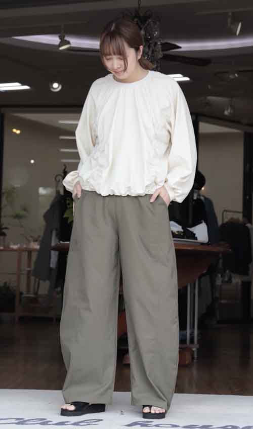 シャカシャカ素材のアノラックのようなブラウス