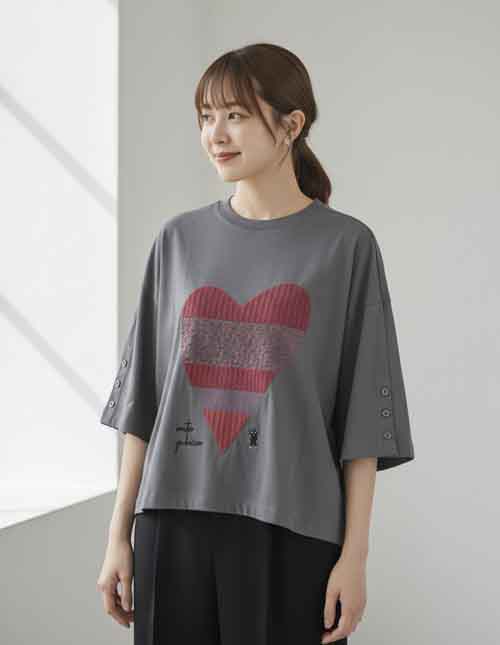 新着です！胸元に大きなハートししゅうのゆるT