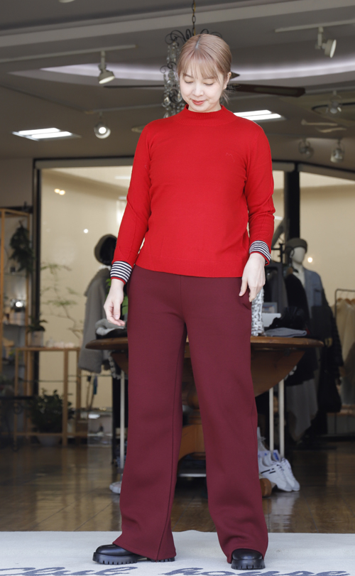 袖にボーダーコンビの柔らかなカシミヤ混紡セーター