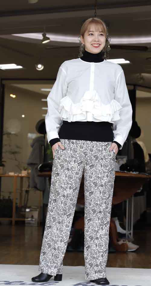 春の新作プリントパンツにフリルブラウス