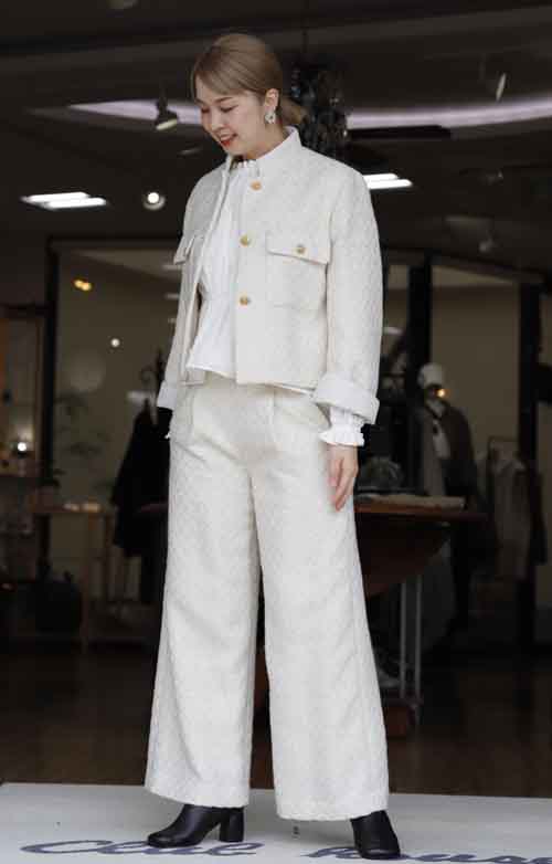 お祝いハレの日にもいい スパンコールツイードのパンツスーツ