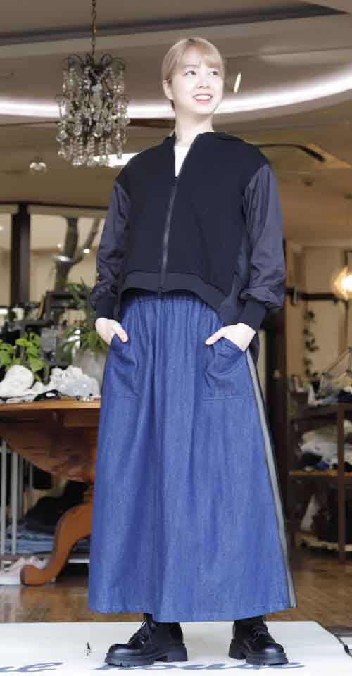 新着です パーカブルゾンと脇にデザインのデニムスカート