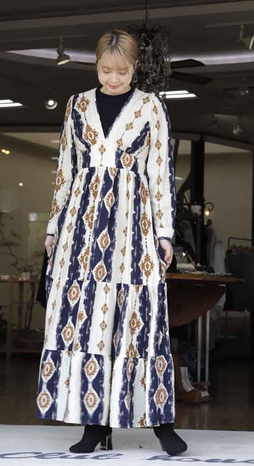 コートを脱いだら　プリントワンピース