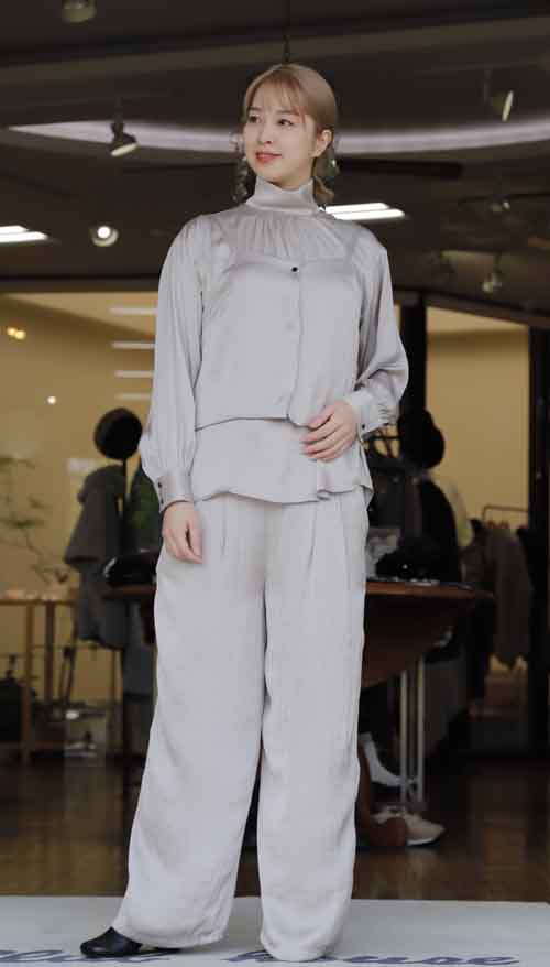 春の新作　キャミソール、ブラウス、パンツのセットアップスーツ