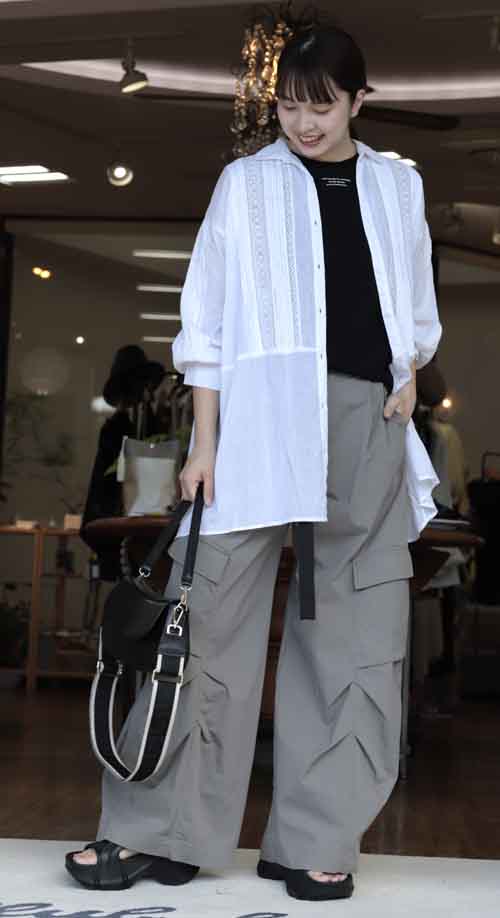 胸元と袖にレースのロングシャツ