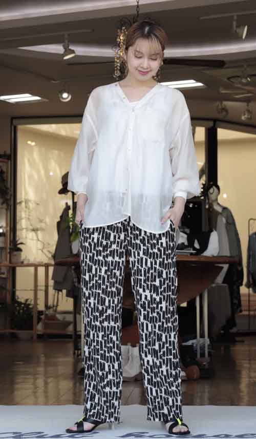 長袖のシアーシャツ　プリントパンツと