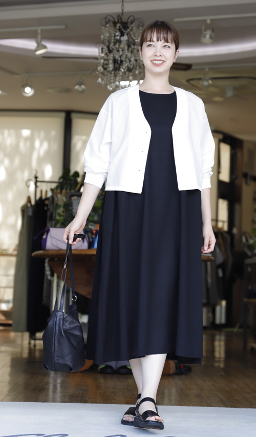 #好服美人20250708　真夏の黒ワンピースに白のショート丈シャツジャケット