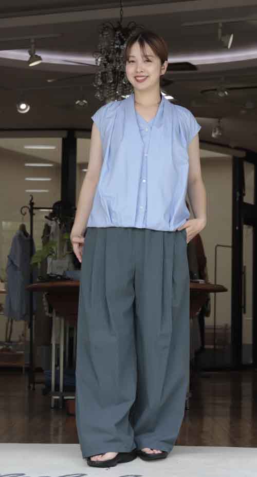 清涼感ブルーシリーズ　胸元にレイヤードデザインのブラウス