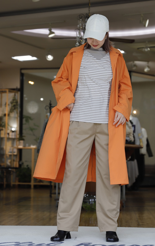 三連休スタート　渓谷へ紅葉散策　携帯に便利なポケッタブルコート