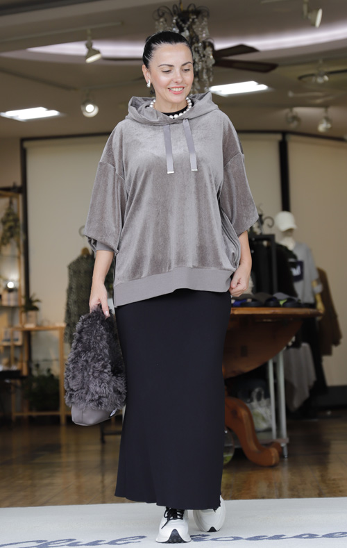 #好服美人　20250905　サイドファスナーのベロア調パーカ３カラー入荷