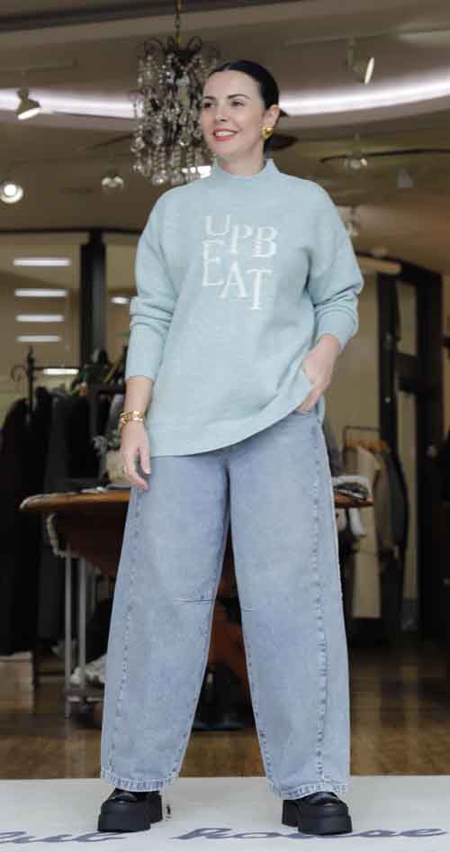 ビジュー付きロゴのハイネックセーター