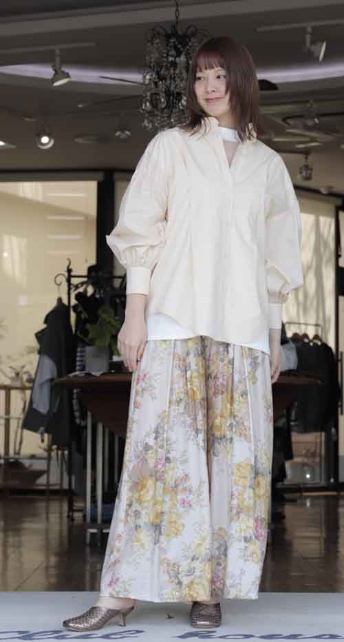 シャツの季節　バックドロストスリットのビッグシャツ