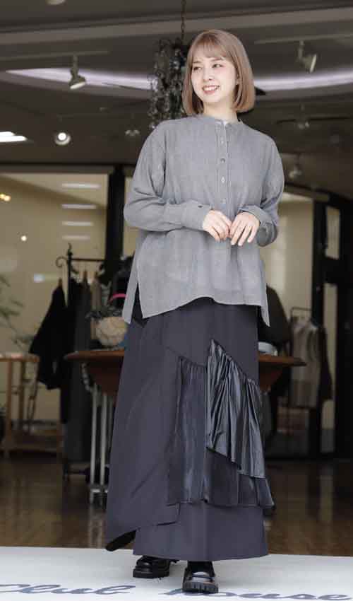 この時季にいい!ピンチェックのベスト、ブラウス、前後に着用できるシャツ