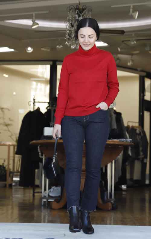 コートを脱いだらキレイ色　ハイネックのハイゲージセーター