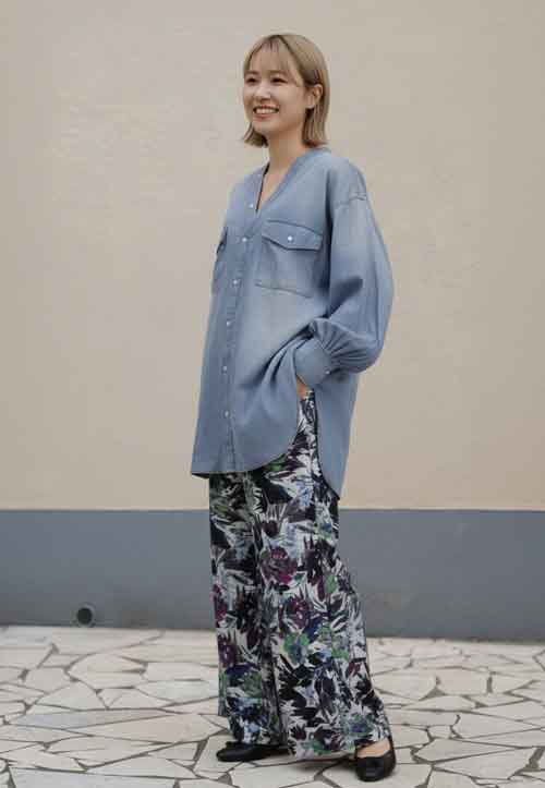 前後にV開きのゆるシルエットシャツ