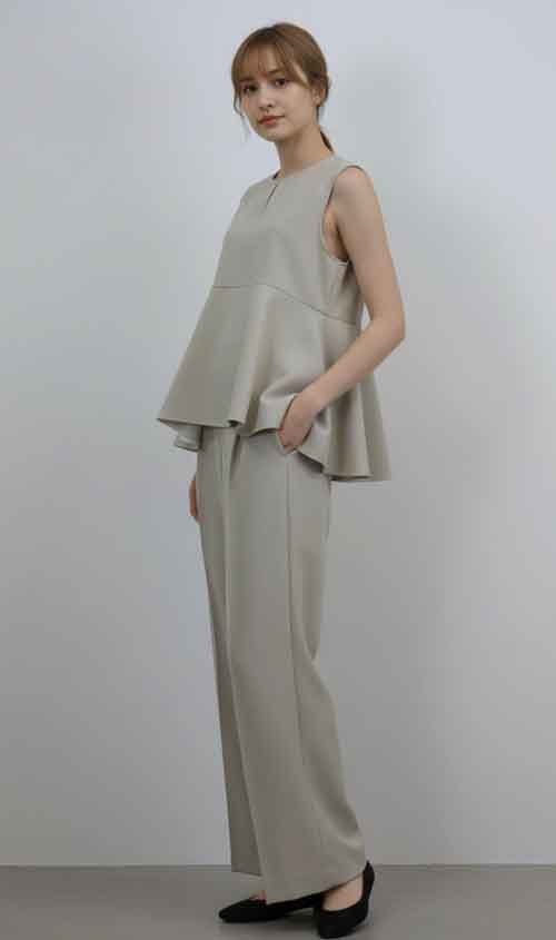 ペプラムブラウスとパンツのスーツ