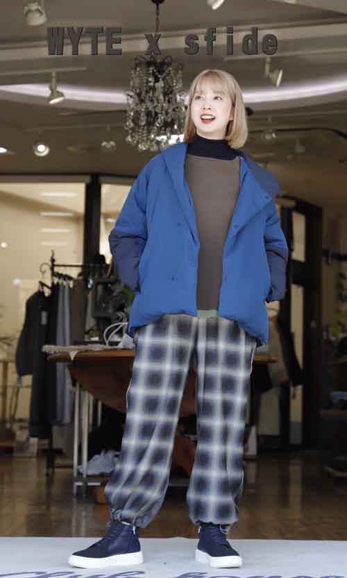 お尻の隠れるバックロングデザインのダウンパーカ