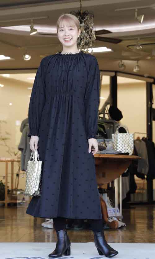 春の新作 お祝いハレ日ににもいい 立体ドットのワンピース