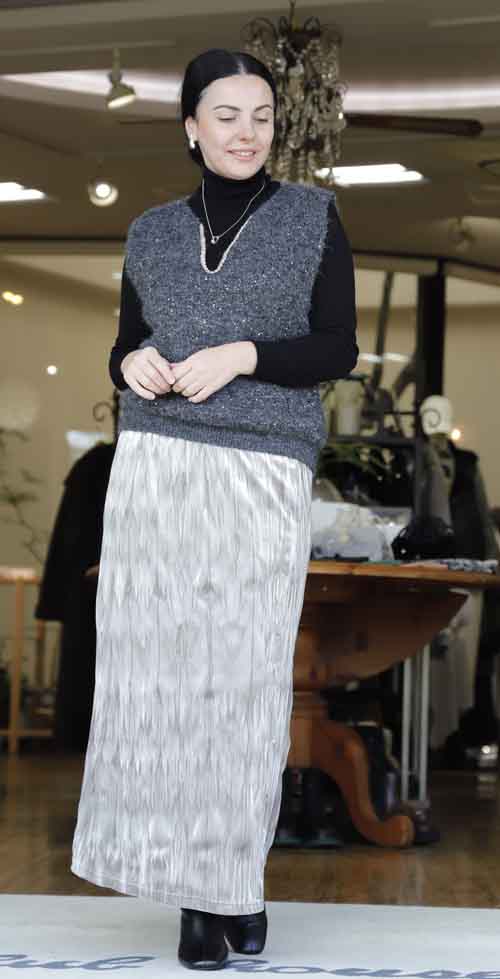 kirakiraクリスマス　ビーズネックのふんわりニットベストとクラッシュベロアのスカート