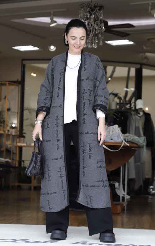 イタリーからロゴのガウンコート