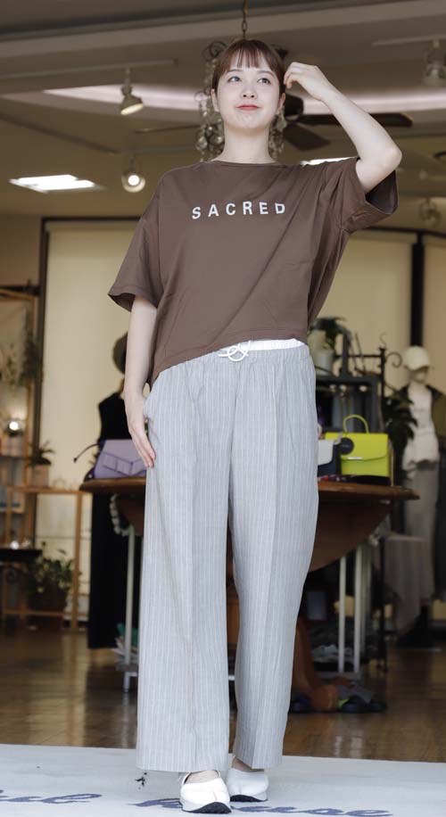 #好服美人　20250728　細いストライプのリネンタッチパンツとゆるり夏Tee