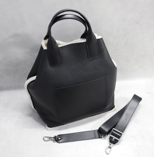 新着です！　ムートンのリバーシブルバッグやラムスキンのメッシュバッグ