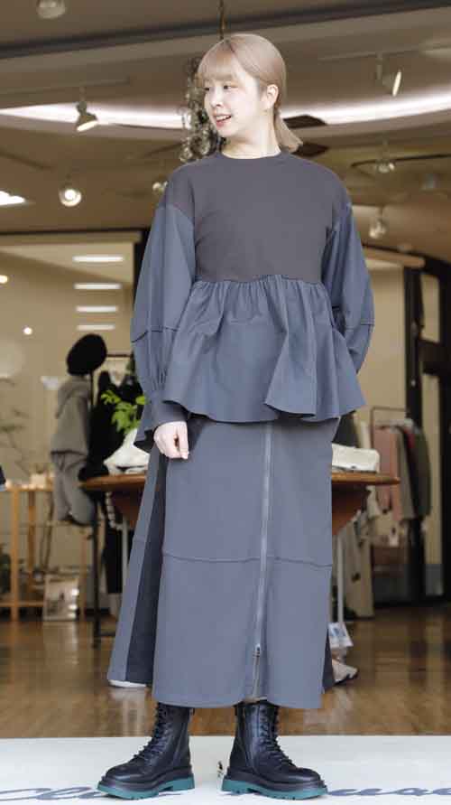 新着です 裾フレアーの異素材コンビプルオーバーとファスナー開きスカート