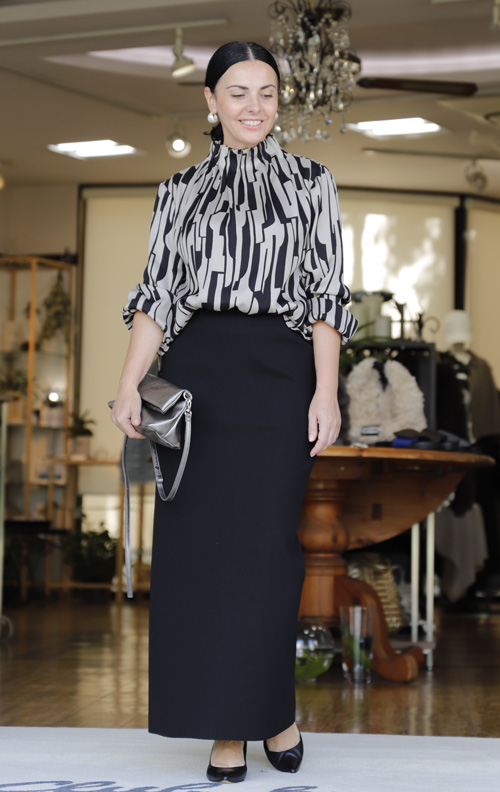 #好服美人　20250910　プリーツハイネックのプリントブラウス　2カラー入荷